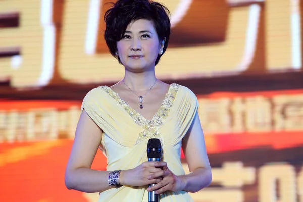 香港ホステスフェニックステレビのサリー ウーは 2012年6月10日 中国中部河南省浙州市のガラでポーズをとります — ストック写真