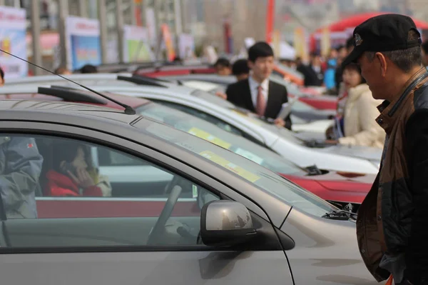 Użytkownicy Patrzą Samochody Podczas Pokazu Auto Qingdao Miasta Wschodnia Prowincja — Zdjęcie stockowe