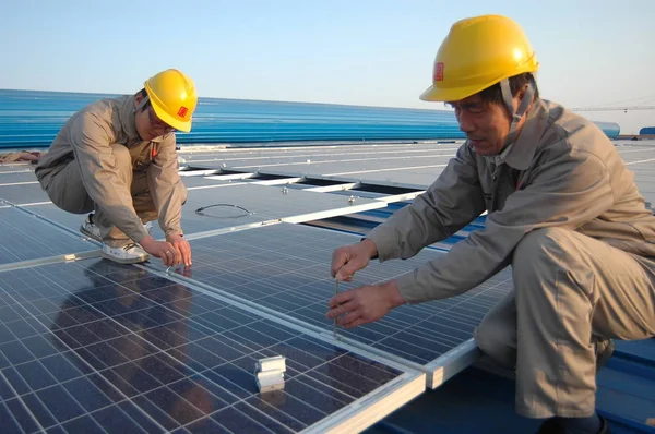 Trabajadores Chinos Revisan Paneles Solares Recién Instalados Azotea Taller Una — Foto de Stock