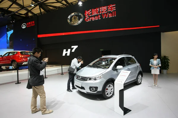 Látogatók Fotózni Egy C20R Nagy Wall Motors Alatt Sanghaji Nemzetközi — Stock Fotó
