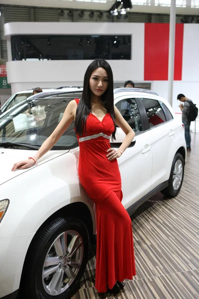 Модель Позирует Внедорожником Mitsubishi Время Шанхайской Международной Выставки Автомобильной Промышленности — стоковое фото
