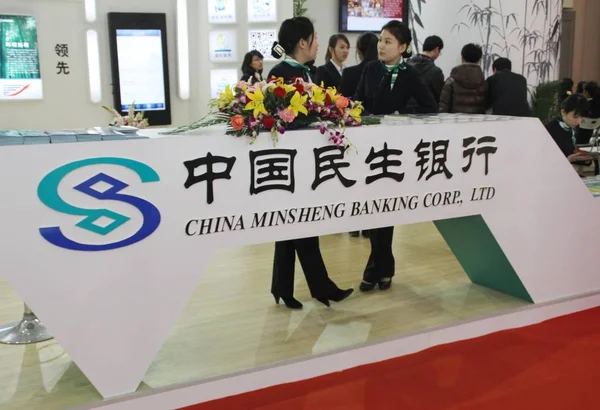 Funcionários Chineses Conversam Stand Banco Minsheng Durante Uma Exposição Financeira — Fotografia de Stock