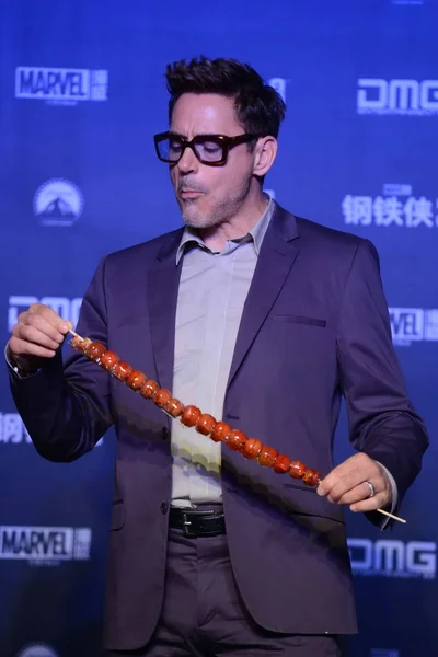 アメリカの俳優 ロバート ダウニー 彼の最新の映画を宣伝するための記者会見中に糖衣錠ホーズの一口を噛んで反応します アイアンマン 北京で 2013 — ストック写真