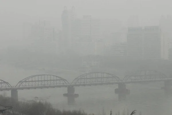 Zhongshan Bridge Yellow River Seen Heavy Smog Lanzhou City Northwest — ストック写真