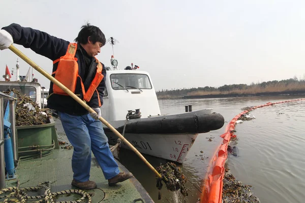 Trabajador Chino Limpia Contaminantes Detenidos Por Los Auges Petroleros Río — Foto de Stock