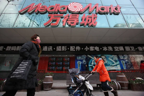 Gyalogosok Járni Múlt Media Markt Áruház Shanghai Kína Január 2013 — Stock Fotó