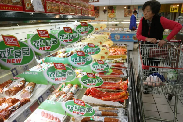 Клиент Покупает Свинину Shineway Shuanghui Group Супермаркете Шанхае Китай Мая — стоковое фото