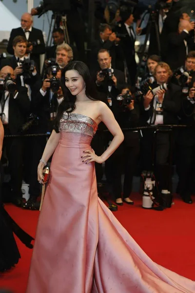 Attrice Cinese Fan Bingbing Davanti Posa Sul Tappeto Rosso Mentre — Foto Stock