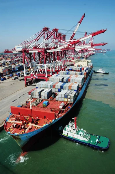 Lodě Jsou Pilně Naloženy Vyloženy Přístavu Qingdao Východní Drahoušové Shandong — Stock fotografie