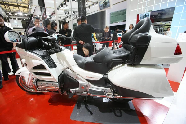 Visitors Look Gold Wing Goldwing Motorcycle Honda 15Th Shanghai International — Stock Photo, Image