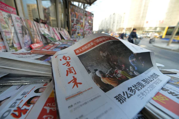 Najnowsze Wydanie Southern Weekly Jest Sprzedaż Kiosku Pekinie Chiny Styczeń — Zdjęcie stockowe