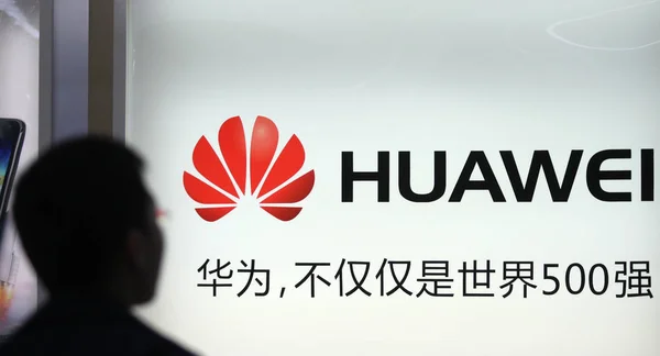 Cliente Pasa Junto Anuncio Huawei Technologies Una Tienda Teléfonos Móviles — Foto de Stock