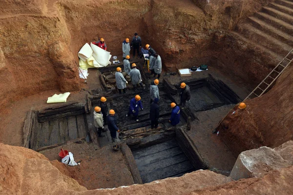 Los Arqueólogos Chinos Preparan Para Retirar Las Vigas Del Techo — Foto de Stock