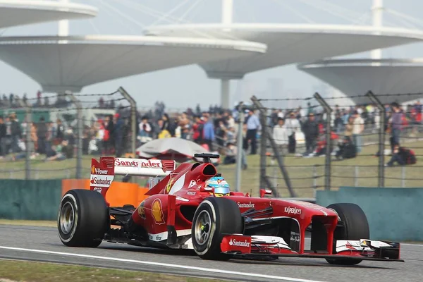 フェラーリのスペイン語 ドライバーフェルナンド アロンソは 上海の上海国際サーキットで2013フォーミュラワン中国グランプリで競います 月2013 — ストック写真