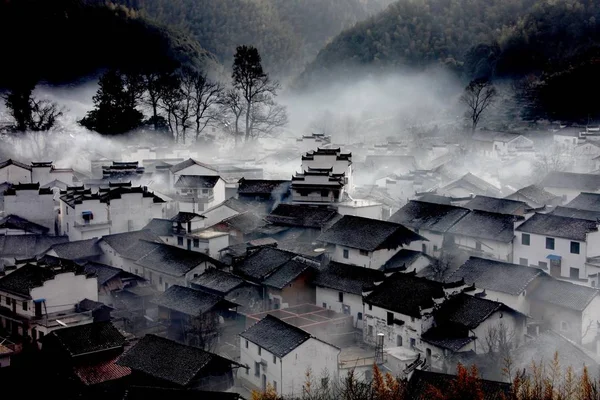 Czarująca Mgła Częściowo Obejmuje Domy Shicheng Wsi Wuyuan Powiatu Shangrao — Zdjęcie stockowe