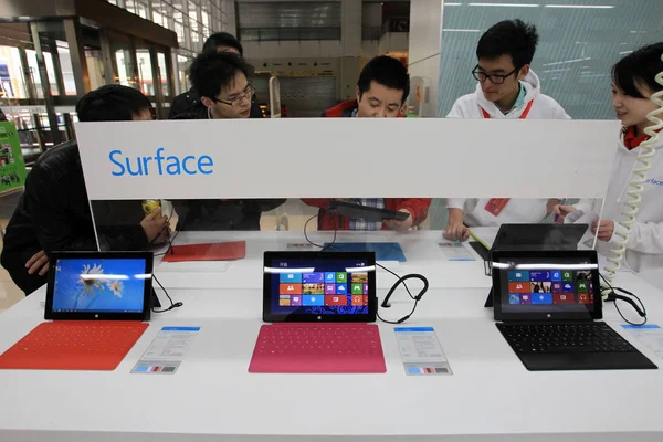 Chinesische Käufer Testen Microsoft Surface Pro Tablet Pcs Einem Geschäft — Stockfoto
