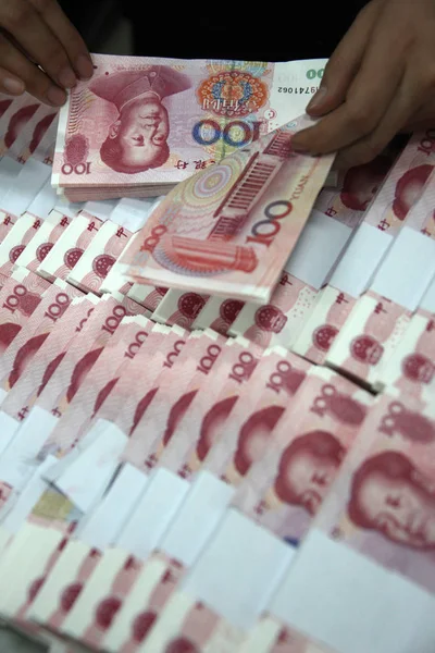Китайський Клерк Нараховує Юанів Єни Юанів Банкноти Банку Хейан Сіті — стокове фото