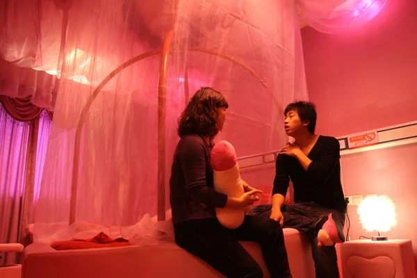 Casal Chinês Conversa Cama Uma Ala Sexo Hospital Wuhan Songziniao — Fotografia de Stock