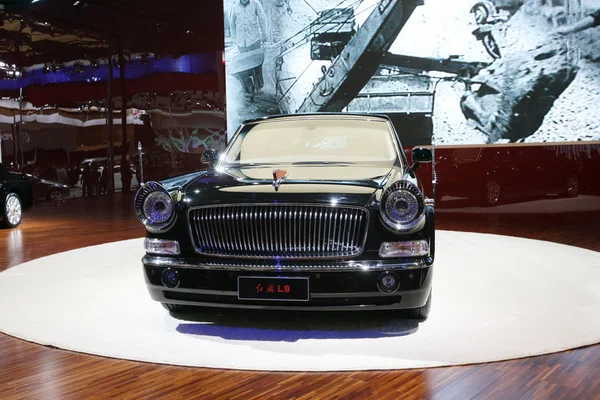 Bir Hongqi Shanghai Uluslararası Otomobil Endüstrisi Fuarı Sırasında Hongqi Standında — Stok fotoğraf