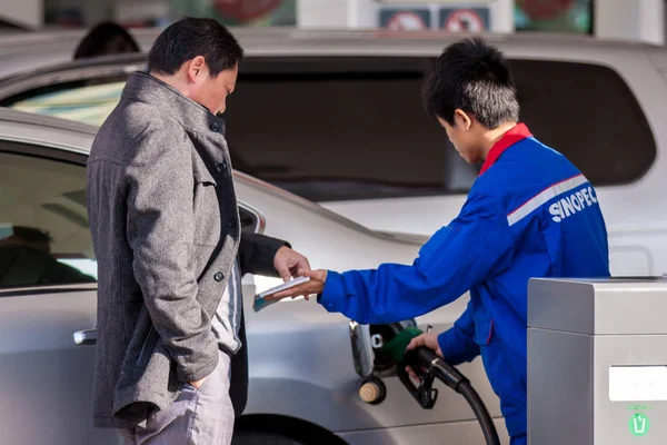 Trabajador Chino Derecha Repostará Coche Una Gasolinera Sinopec Ciudad Guangzhou — Foto de Stock