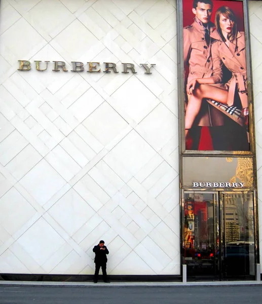 Pedestre Fica Frente Uma Loja Burberry Wuhan Província Chinas Hubei — Fotografia de Stock