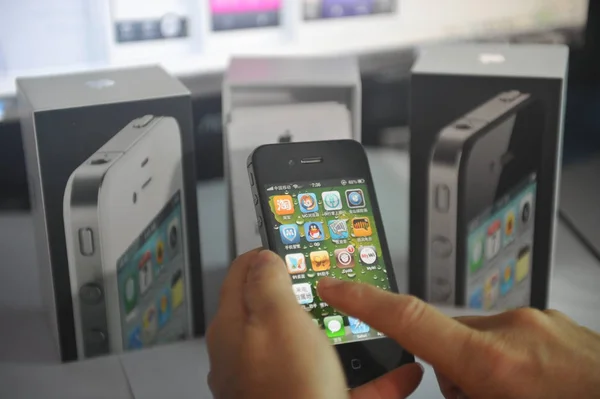 Cliente Prueba Smartphone Iphone Una Tienda Autorizada Apple Qionghai Provincia —  Fotos de Stock