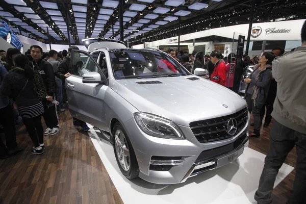 File Visitantes Olhar Para Mercedes Benz Class Carro Durante Shanghai — Fotografia de Stock