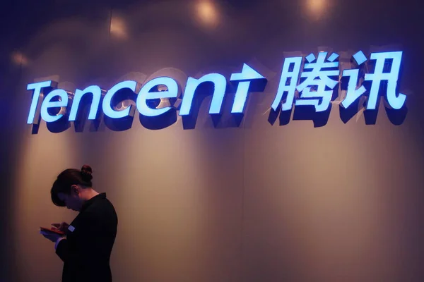 Plik Chiński Pracownik Używa Jej Telefon Komórkowy Siedzibie Tencent Shenzhen — Zdjęcie stockowe