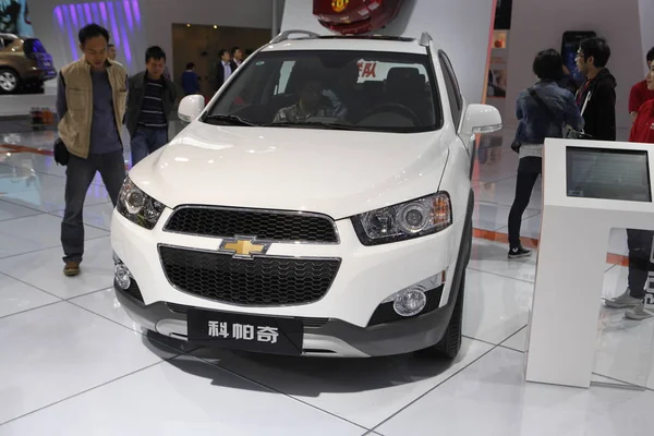 File Visiteurs Regardent Une Chevrolet Captiva Shanghai Une Coentreprise Entre — Photo
