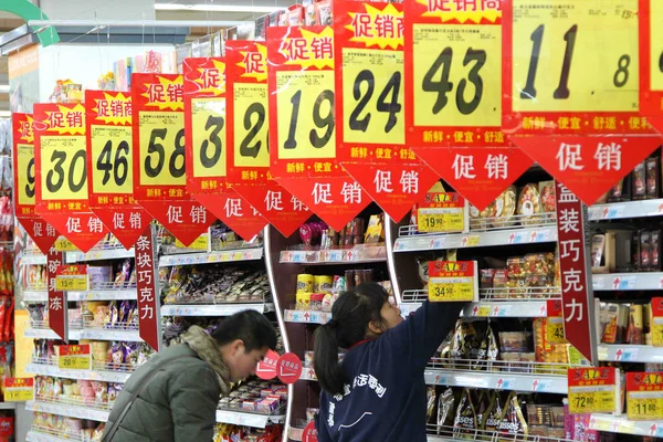 Bir Çalışan Nantong Şehirde Bir Süpermarkette Rafa Çikolata Koyar Ken — Stok fotoğraf