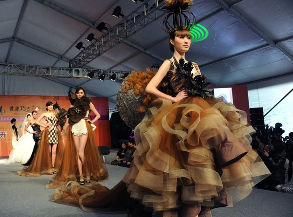 Modelos Muestran Vestidos Parcialmente Hechos Chocolate Durante Desfile Moda Chocolate —  Fotos de Stock