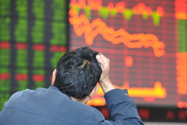 Investitore Cinese Preoccupato Guarda Prezzi Delle Azioni Rosso Aumento Dei — Foto Stock