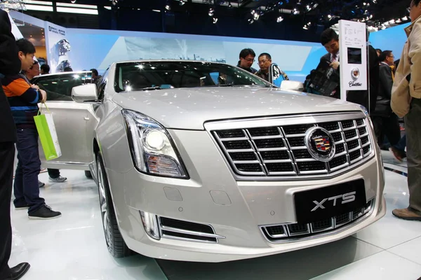 Visitors Look Cadillac Xts 15Th Shanghai International Automobile Industry Exhibition — Φωτογραφία Αρχείου
