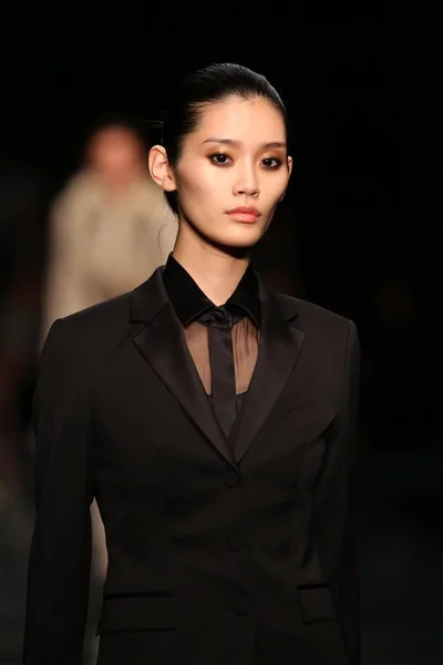 モデルは 2013 日中国 上海市に Hugo Boss ファッションショーで新しい創造を表示します — ストック写真