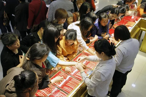 Chinesische Kunden Kaufen Goldschmuck Einem Schmuckgeschäft Der Stadt Linan Der — Stockfoto