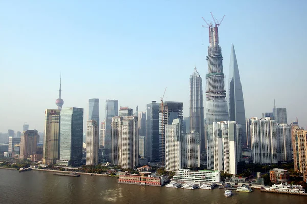 上海タワー 建設中の最も高い 東方明珠テレビ塔 金茂タワー 上海世界金融センターと他の高層ビルや 上海の浦東の高層ビルと陸家嘴金融街のスカイライン — ストック写真