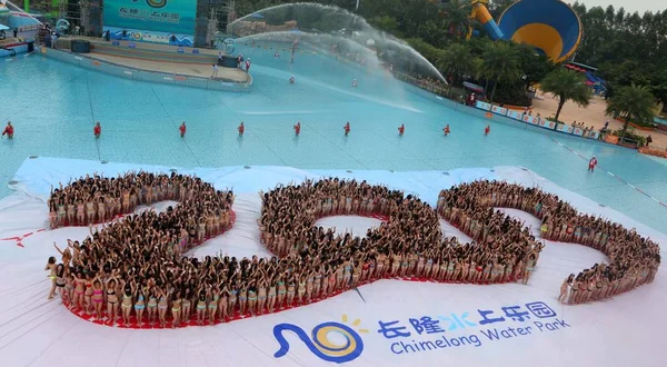 Tausende Von Bikini Bekleideten Frauen Stehen Und Bilden Ein Menschenbild — Stockfoto