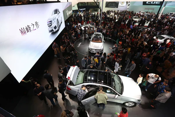 Visitantes Reúnem Torno Carros Mercedes Benz Durante 15Th Shanghai International — Fotografia de Stock