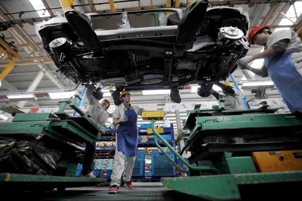 Trabajadores Chinos Montan Coche Línea Montaje Una Planta Automóviles Zotye — Foto de Stock