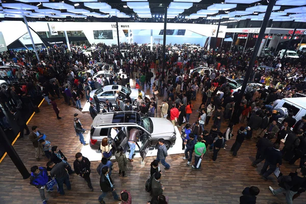 Los Visitantes Agolpan Alrededor Los Coches Mercedes Benz Durante 15ª — Foto de Stock