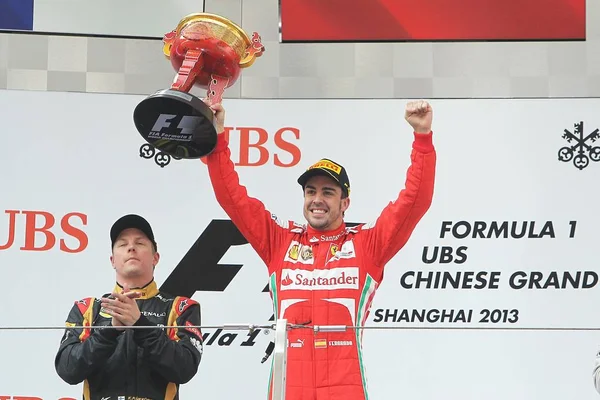 Spanyol Vezető Fernando Alonso Ferrari Jobb Ünnepli Bajnok Trófeát Mellett — Stock Fotó