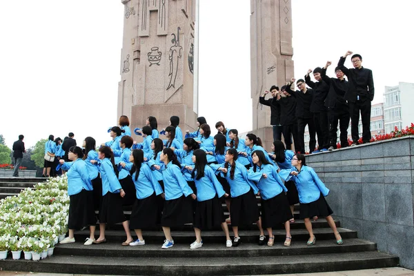Κινέζοι Απόφοιτοι Παίρνουν Φωτογραφίες Μετά Από Μια Τελετή Αποφοίτησης Στο — Φωτογραφία Αρχείου