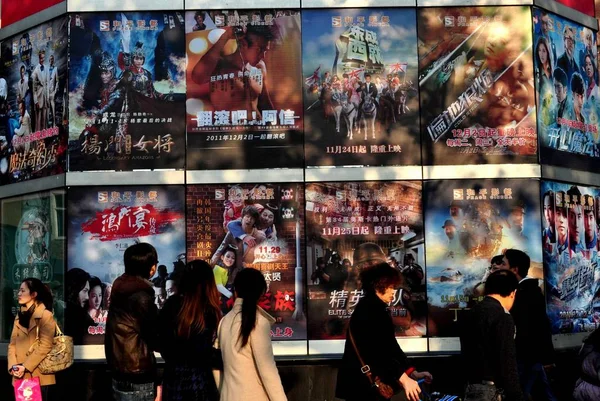 Des Piétons Défilent Devant Des Affiches Cinéma Dans Cinéma Shanghai — Photo