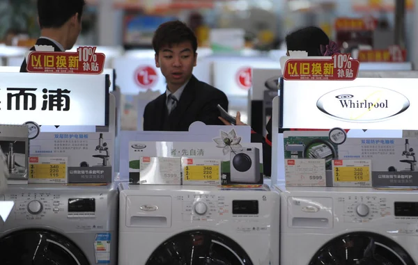 Китайские Покупатели Покупают Стиральные Машины Whirlpool Магазине Бытовой Техники Городе — стоковое фото