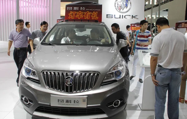 Látogatók Nézd Meg Vagy Próbálja Buick Encore Shanghai Közös Vállalat — Stock Fotó