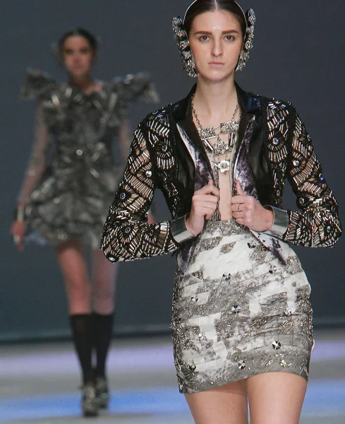 モデルは中国 香港の若者ファッション デザイン コンテストの香港ファッション ウィーク中に新しい創造を表示されます 2013 — ストック写真