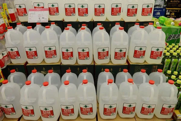 Flessen Nongfu Bronwater Worden Koop Aangeboden Een Supermarkt Qingdao East — Stockfoto
