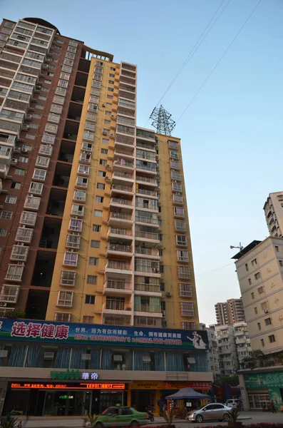 Pylon Står Taket Bostads Hyreshus Dazhou City Sydvästra Kinas Sichuan — Stockfoto