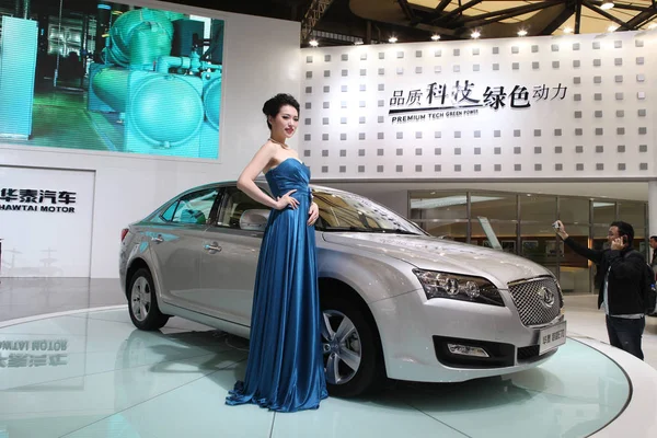Model Poses Lusheng E70 Hawtai Motor 15Th Shanghai International Automobile — Stock Photo, Image