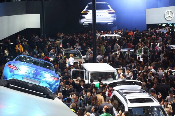 Odwiedzający Tłum Wokół Samochodów Mercedes Benz Podczas Shanghai International Automobile — Zdjęcie stockowe
